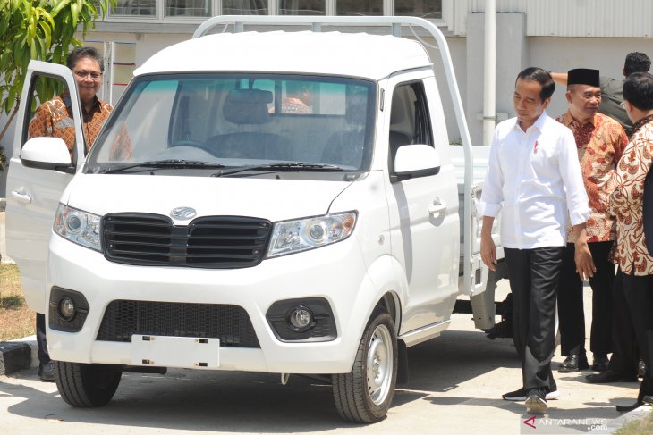 Presiden Joko Widodo (kanan) didampingi Menteri Perindustrian Airlangga Hartarto (kiri) mengamati salah satu produk mobil keluaran pabrik mobil Esemka saat meresmikan pabrik mobil PT. Solo Manufaktur Kreasi (Esemka) di Boyolali, Jawa Tengah, Jumat, 6 September 2019. (Foto: Dok/Antara)