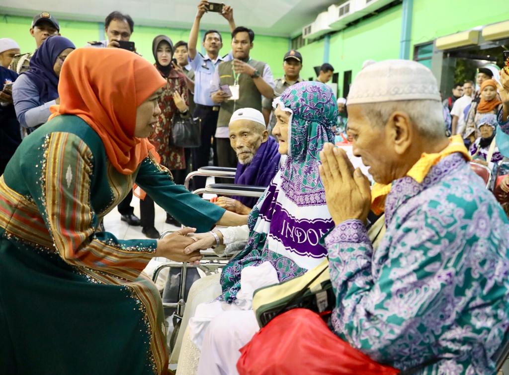 Gubernur Jawa Timur Khofifah Indar Parawansa saat menyambut para CJH di Bandara Juanda, Surabaya. (Foto: Istimewa)