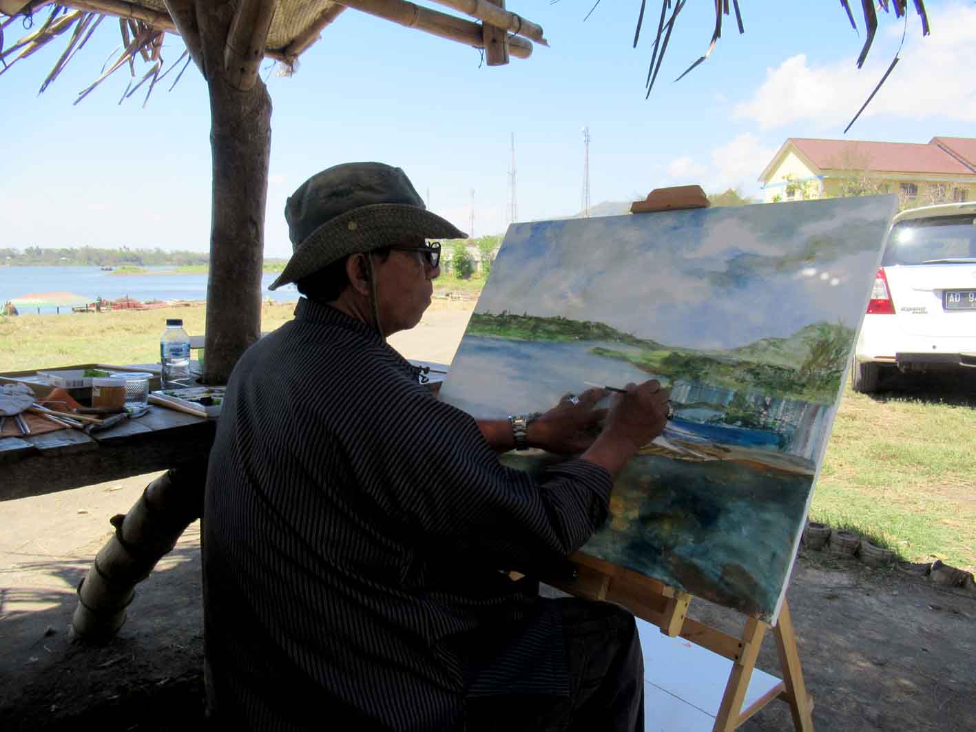 'Kepala Suku' Paguyuban Alumni Seni Rupa IKIP Yogya (Paseriyo) Hajar Pamadhi saat beraksi di Laguna Pantai Depok, Bantul, Sabtu (7/9). Aksi melukis ini berbarengan dengan Festival Dayung 2019. (Foto-foto: Erwan Widyarto)