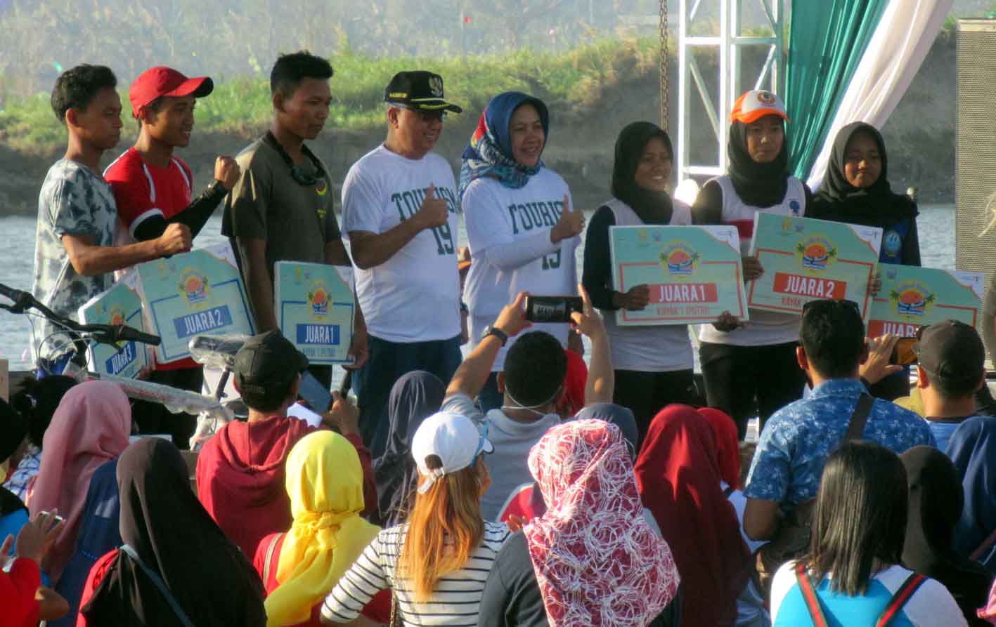 Bupati Bantul Suharsono (keempat dari kiri) bersama para pemenang Festival Dayung 2019.