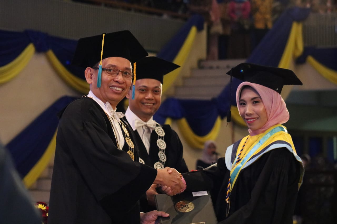 Inda Rian Patma Putri saat proses wisuda di Kampus C Unair, Minggu, 8 September 2019. (Foto: Dok Humas)