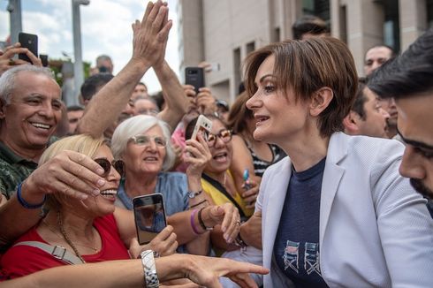 Canan Kaftancioglu, pemimpin Partai Rakyat Republik di Istanbul, meninggalkan gedung pengadilan setelah menjalani persidangan di Istanbul, Jumat, 6 September 2019. (Foto:scmp.com)