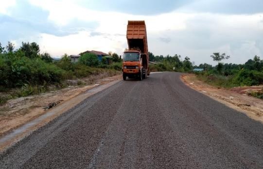 Proses pengaspalan jalan paralel perbatasan yang membentang dari Temajuk Pontianak hingga perbatasan Kalimantan Timur. (Foto: PUPR)