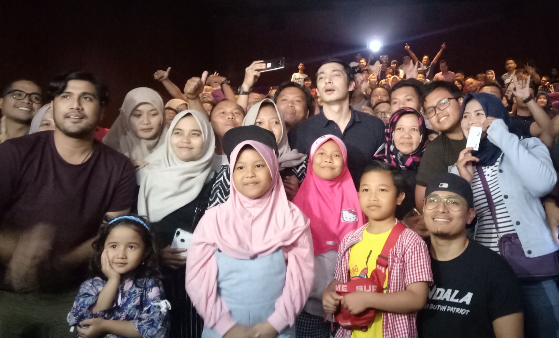 Pemeran 'Gundala' berfoto bersama dengan penonton Surabaya saat teater visit di Royal Plaza (Foto: Pita/ngopibareng.id)