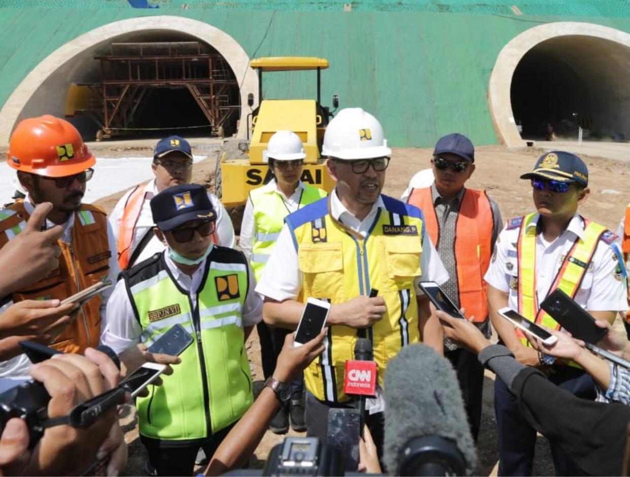 Kepala Badan Pengatur Jalan Tol (BPJT) Kementerian PUPR Danang Parikesit saat memberikan keterangan kepada media. (Foto: PUPR)