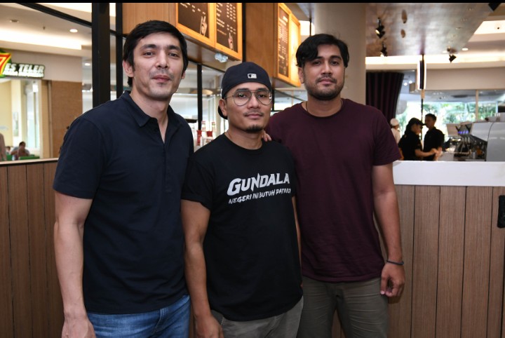 Abimana Aryasatya bersama Tanta Ginting dan Zidni Hakim saat teater visit di Royal Plaza Surabaya, Minggu 8 September 2019. (Foto: Istimewa)