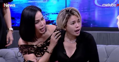 Melaney Ricardo mengusap pundak Nikita Mirzani untuk meredakan emosi, malah diseret pengacara Elza Syarief ke jalur hukum. (Foto: Hotman Paris Show iNews TV)