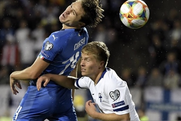 Penyerang tim nasional Italia Federico Chiesa (kiri) berebut bola dengan bek Finlandia Jere Uronen dalam lanjutan Grup J kualifikasi Piala Eropa 2020. (Foto: Antara/AFP)