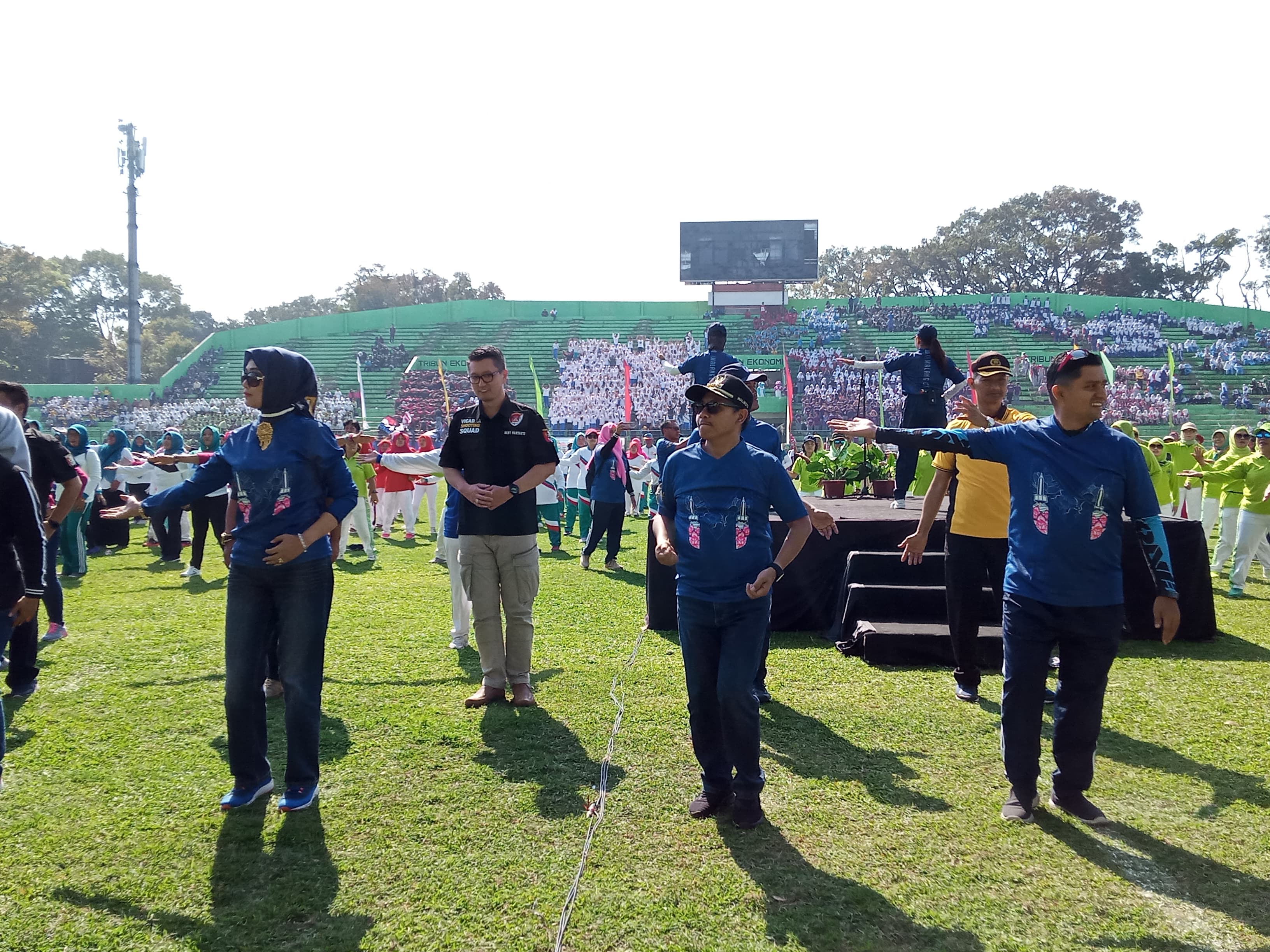 Wali Kota Malang, Sutiaji bersama istri dan jajaran Pemkot Malang saat melakukan senam bersama dalam rangka Haornas ke-36 di Stadion Gajayana, pada Senin 9 September 2019, pukul 08.00 WIB. (Foto: Theo/ngopibareng.id)