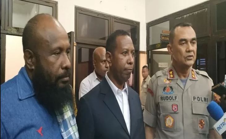 Kapolda Papua Irjen Pol Rudolf Rodja bersama Rektor Universitas Cenderawasih (tengah) di Jayapura, Senin, 9 September 2019. (Foto: Ant)