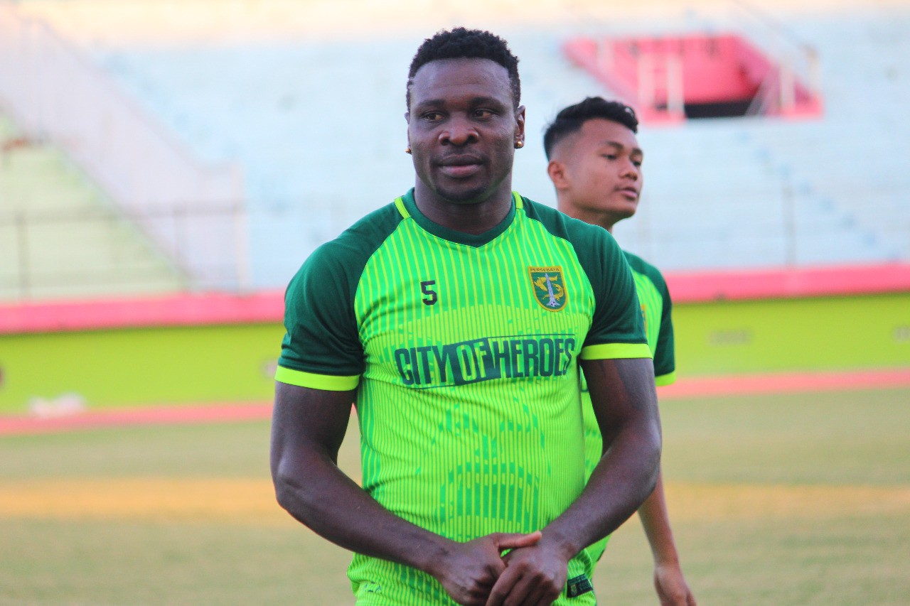 Olisa mengikuti latihan bersama tim Persebaya, di Stadion Gelora Delta Sidoarjo. (Foto: Haris/ngopibareng.id)