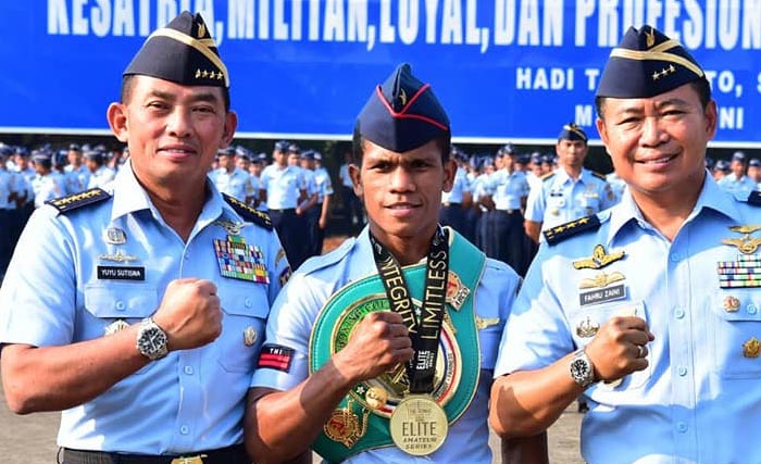 Kasau Marsekal TNI Yuyu Sutisna (kiri) dan Wakasau Marsdya TNI Fahru Zaini Isnanto (kanan) bersama petinju TNI Angkatan Udara berprestasi, Pratu Ongen Saknosiwi (tengah) yang berhasil menjadi juara kelas bulu WBC Continental usai apel khusus di Mabesau, Cilangkap. (Foto:Istimewa)