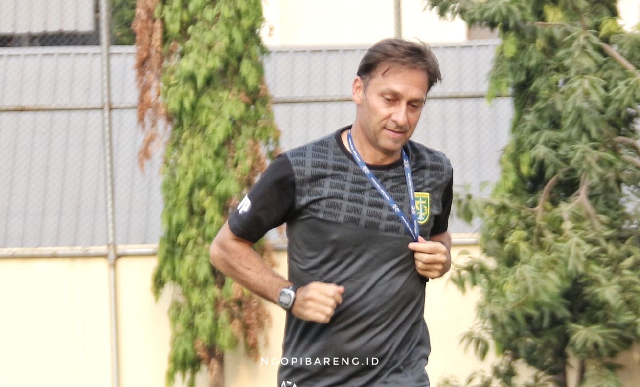 Asisten pelatih Persebaya, Wolfgang Pikal saat memimpin latihan Persebaya. (Foto: Haris/ngopibareng.id)