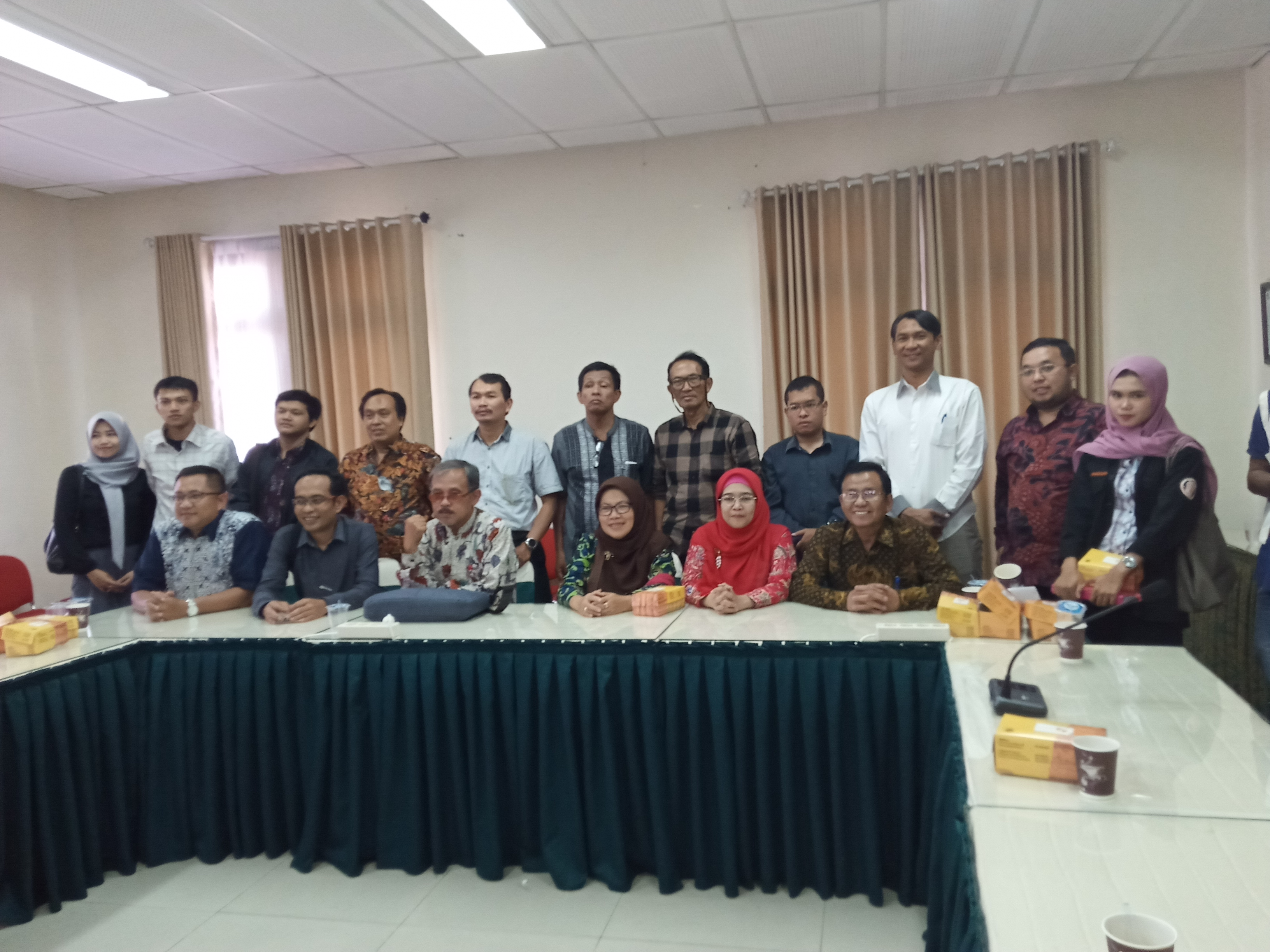 Koalisi Masyarakat Sipil Anti Korupsi (Komak) Malang ketika melakukan diskusi di Fakultas Hukum, Universitas Brawijaya, Selasa 10 September 2019. (Foto: Theo/ngopibareng.id)