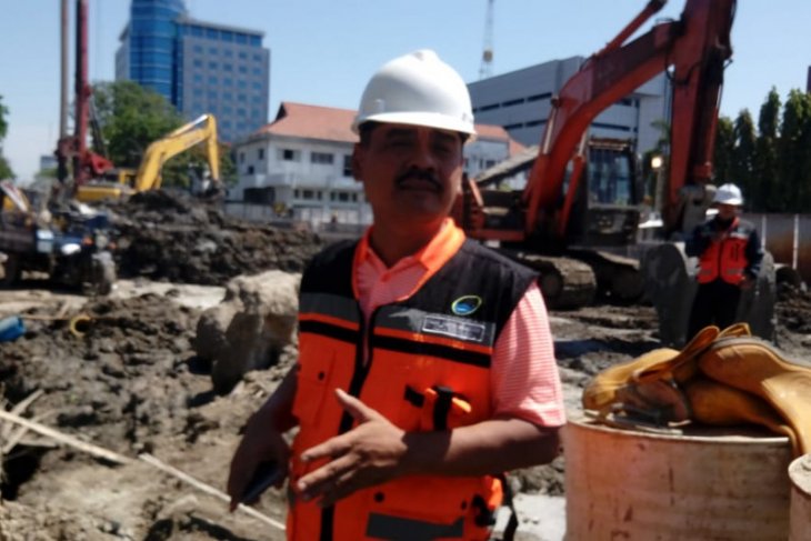 Direktur Utama PDAM Sembada Surya Kota Surabaya, Mujiaman saat memantau penyampungan pipa PDAM di kawasan proyek basemen di Jalan Yos Sudarso, Surabaya, Selasa 10 September 2019. (Foto: Antara)