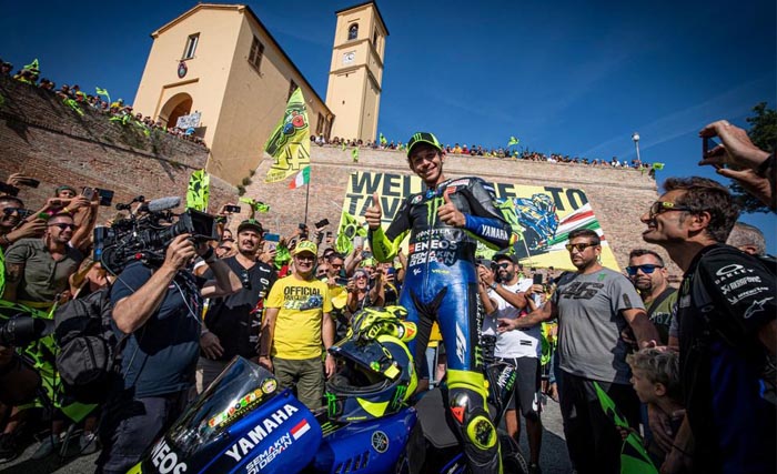 Valentino Rossi disambut warga di kampung halamannya di Tavullia, Italia. (Foto:BeinSports)