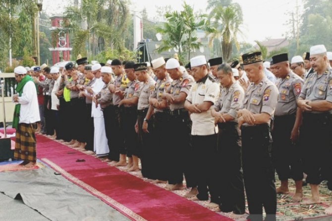 Puluhan anggota Polres Kotawaringin Timur mengikuti shalat istisqa di halaman Mapolres setempat di Sampit. (Foto: Dok/Antara)