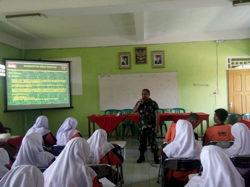 Bati Tuud Koramil 0815/18 Gondang Pelda Rudy Suhartono saat membekali Wasbang Peserta LDKMS SMAN 1 Gondang