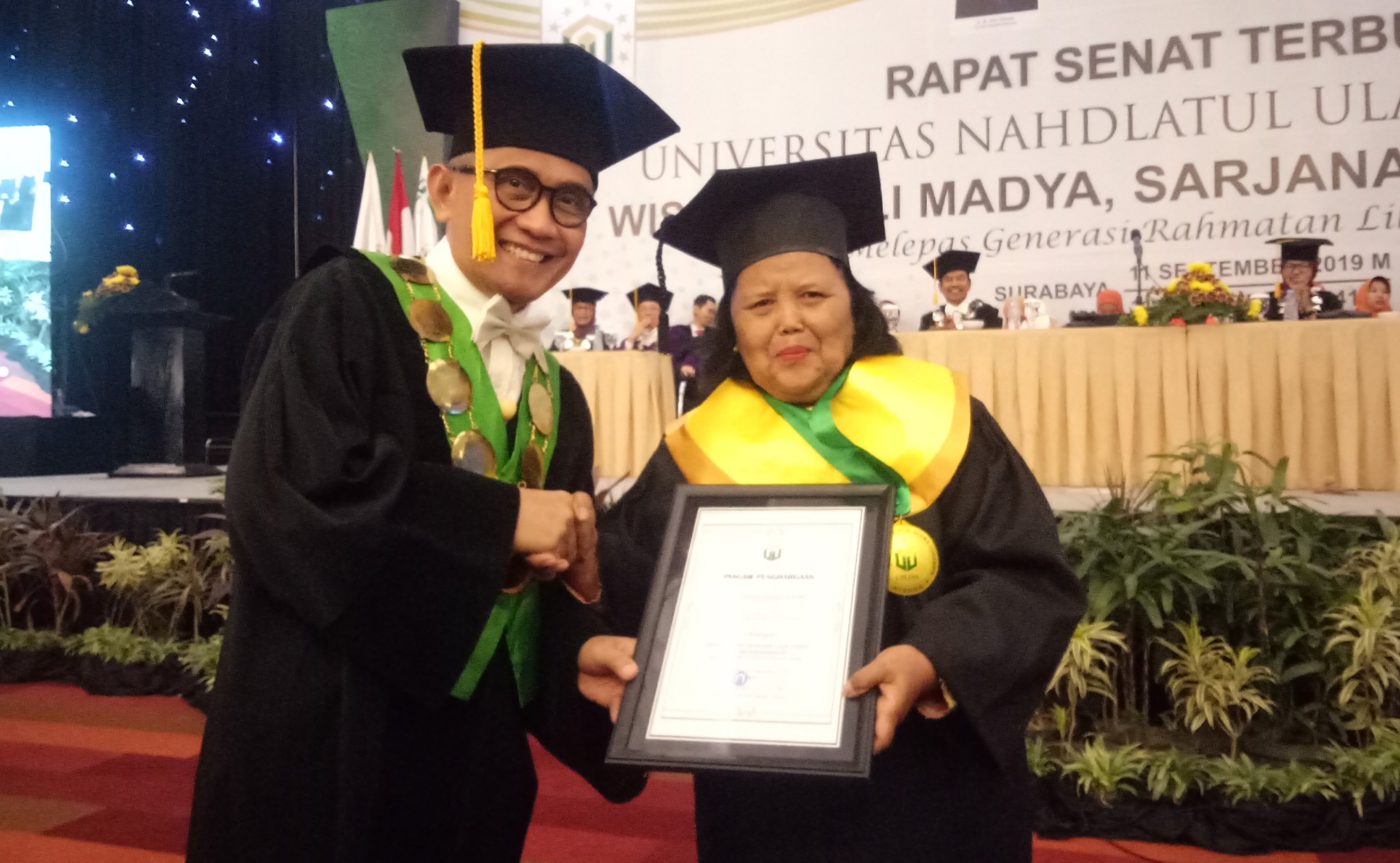 Rektor Unusa Prof.  Ahmad Jazidie saat memberikan penghargaan bagi Endang, wisudawan tertua Unusa. (Foto: Pita/ngopibareng.id)