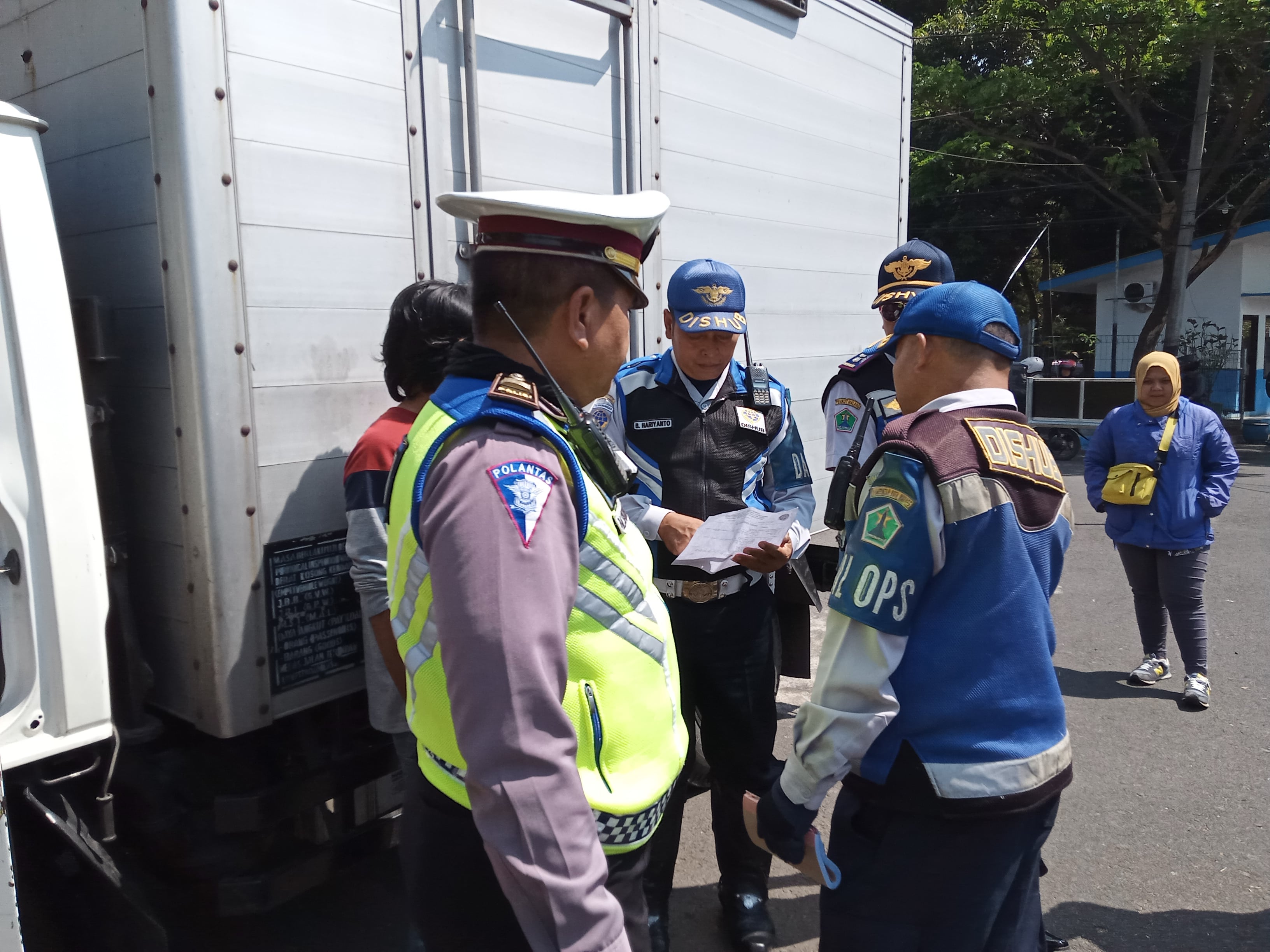 Satlantas Polresta Malang bersama Dishub Jatim ULP Malang, ketika menindak pelanggar lalin di Terminal Landungsari, Kota Malang. (Foto: Theo/ngopibareng.id)