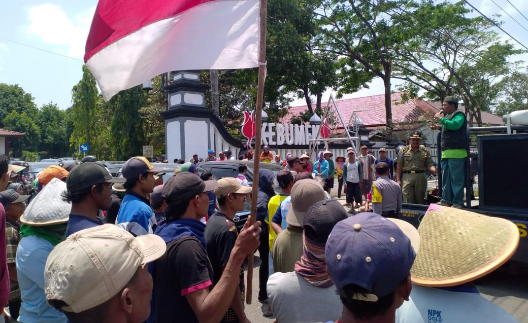 Setelah bentrok, warga Urutsewu, Kebumen ngluruk ke Pendopo Kabupaten Kebumen, Rabu, 11 September 2019. (Foto: Istimewa)