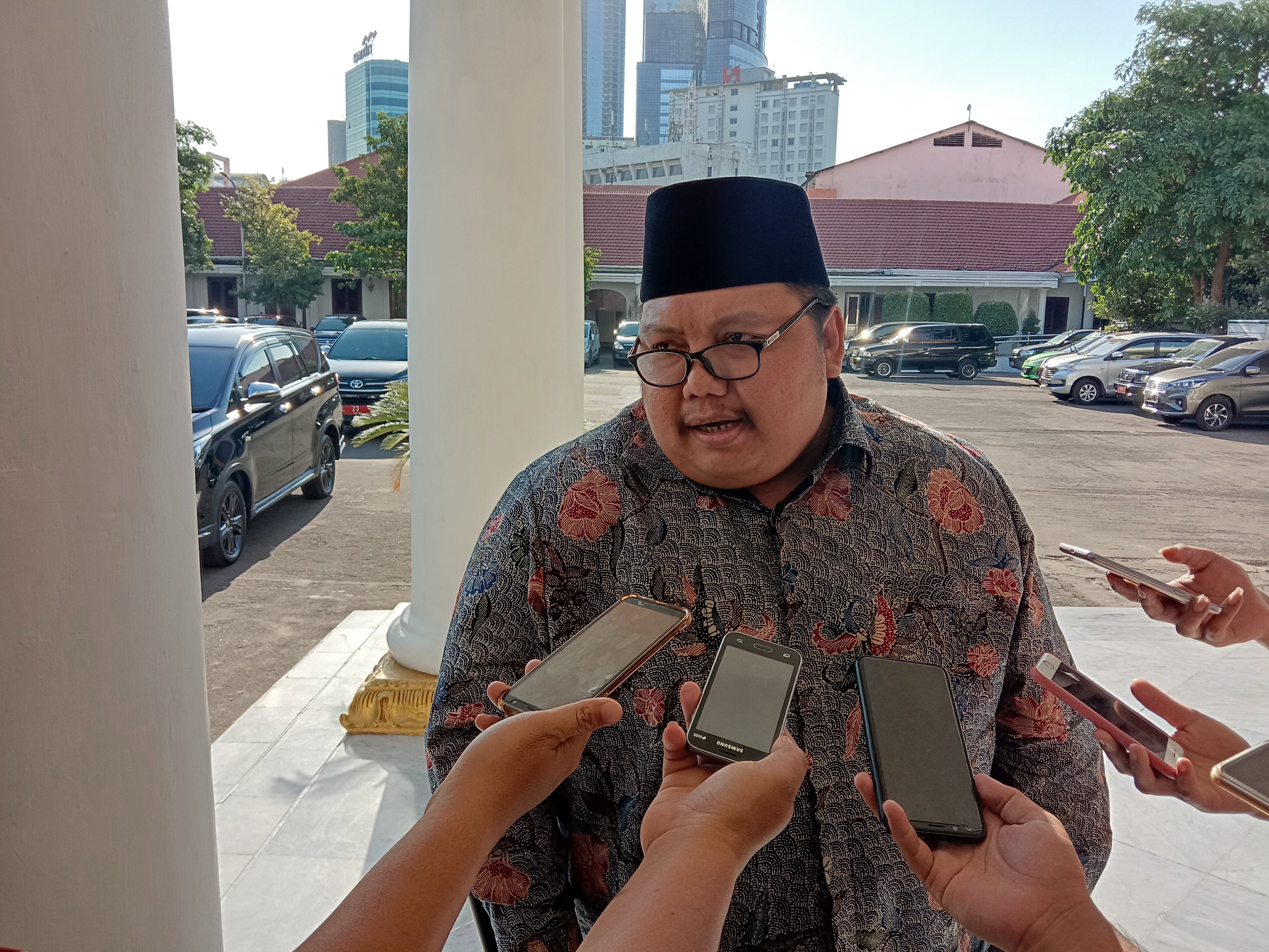 Ketua Bawaslu Jatim M Amin usai bertemu dengan Gubernur Jawa Timur, Khofifah Indar Parawansa di Gedung Negara Grahadi, Rabu 11 September 2019. (Foto: Faiq/ngopibareng.id)