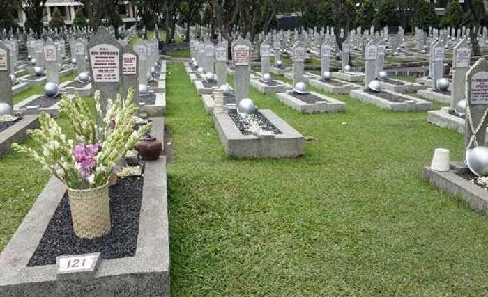 Makam ibu Ainun Habibie di sebelah kiri, area kosong di sebelah kanannya untuk makam BJ Habibie, di Taman Makam Pahlawan Nasional Kalibata. (Foto: Antara)