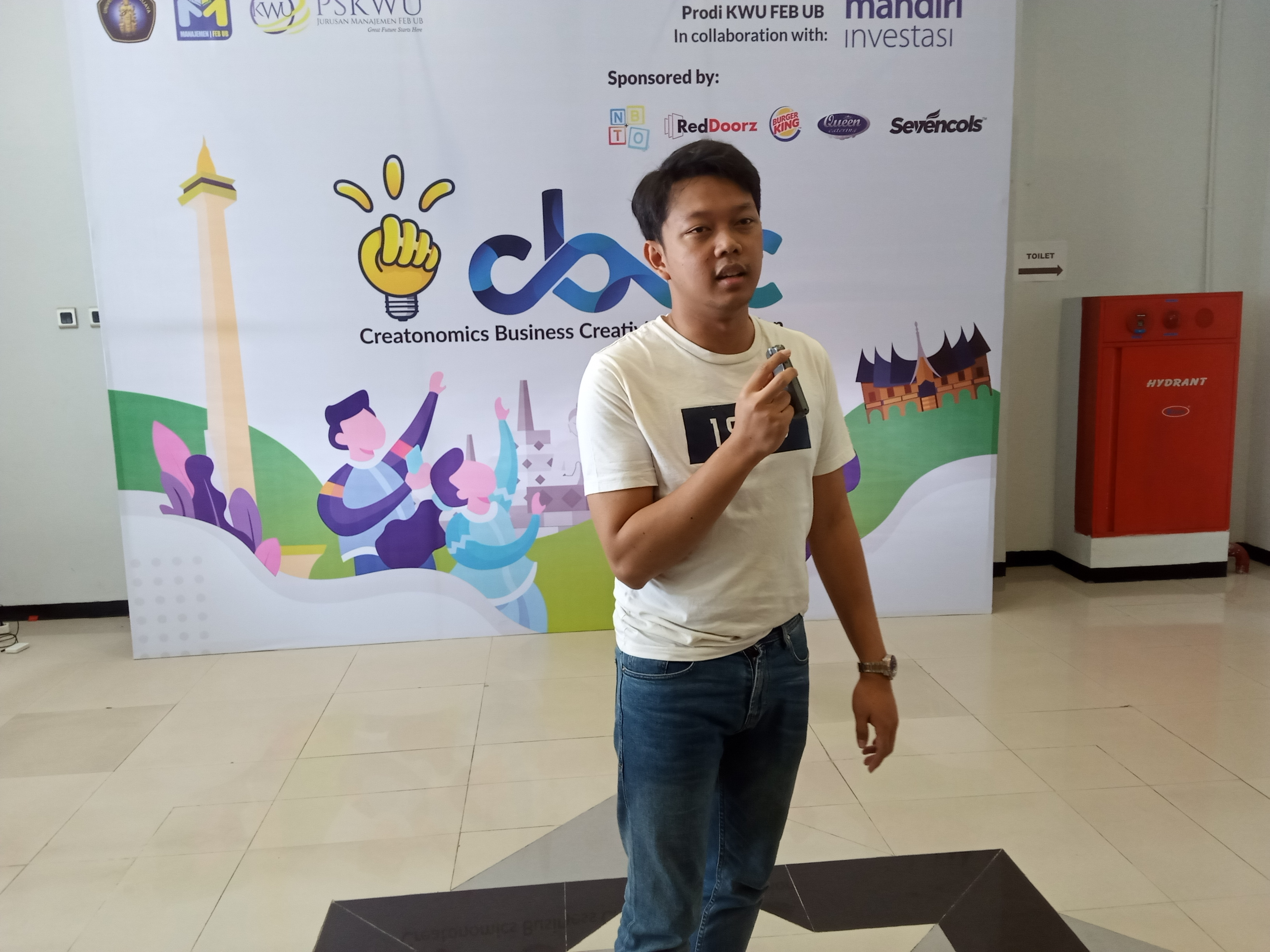 Bayu Skak seusai memberikan materi di acara acara seminar Creatonomics Business Creativity Competition (CBCC) 2019. (Foto: Theo/ngopibareng.id)