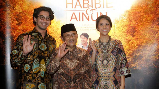 Foto kenangan Bunga Citra Lestari (BCL) dan Reza Rahardian bersama mendiang Presiden ke-3 RI BJ Habibie.