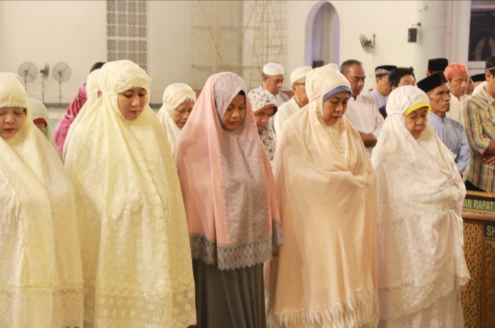 Gubernur Jawa Timur Khofifah Indar Parawansa saat melaksanakan salat gaib untuk mendiang Presiden ke-3 RI BJ Habibie di Masjid Al Akbar Surabaya, Kamis 12 September 2019, usai salat subuh. (Foto: Faiq/ngopibareng.id)