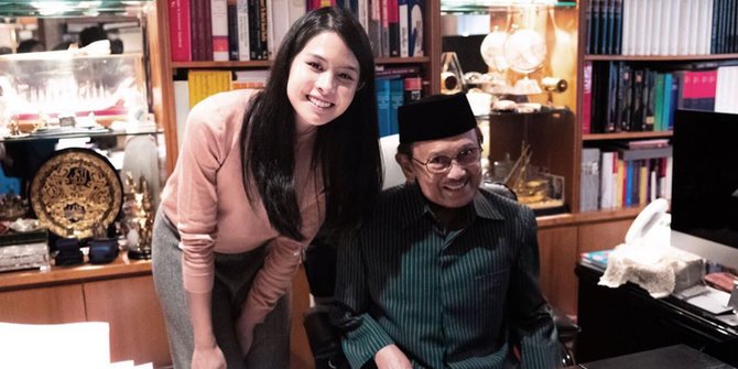 Foto kenangan artis cantik Maudy Ayunda dengan Presiden ke-3 BJ Habibie. (Foto: Instagram Maudy Ayunda)