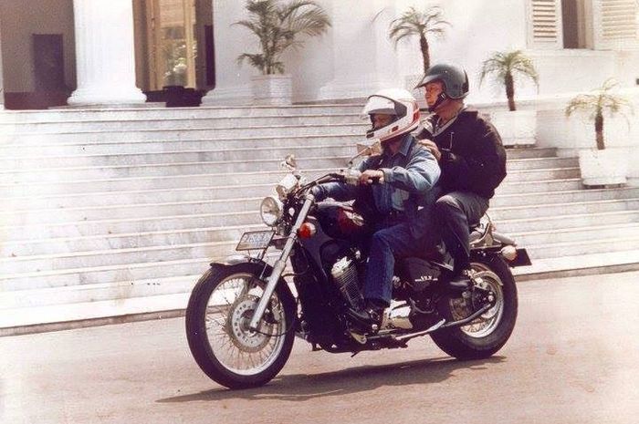 Foto kenangan Presiden ke-3 RI BJ Habibie membonceng Presiden ke-2 RI Soeharto. Kala itu, Habibie masih menjabat sebagai Menteri Riset dan Teknologi (Menristek) era Orde Baru.