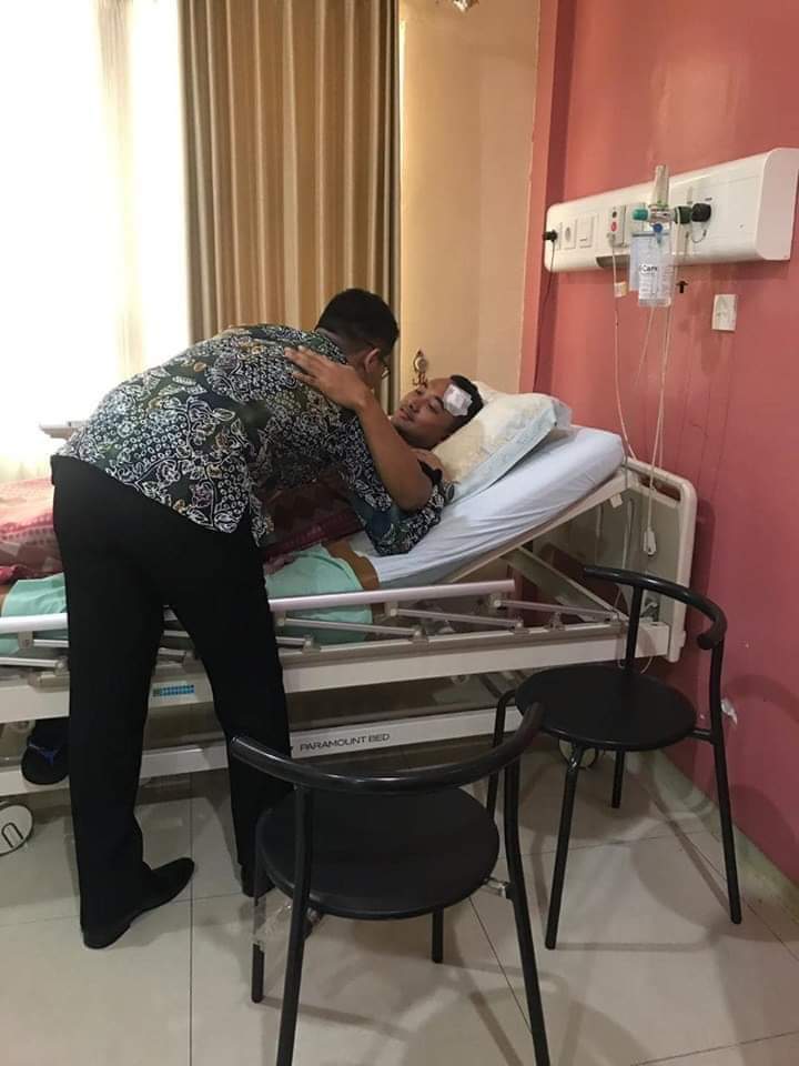 Gus Amak ketika dirawat di RSUD Bangil Pasuruan. Banser misterius datang dari tengah sawah menuju mobil dan menolong(Foto: ist/ngopibareng.id)