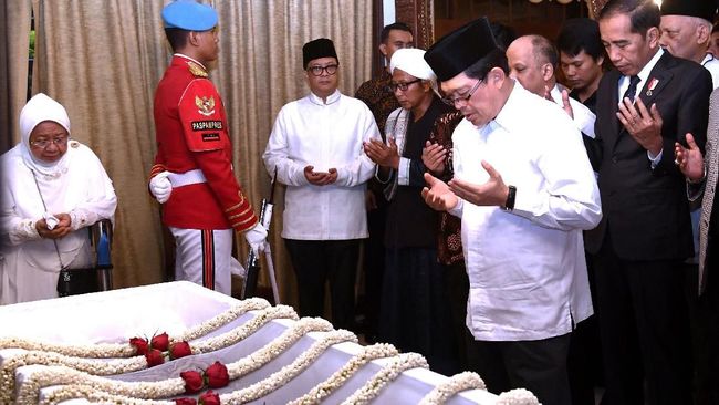 Imam Besar Masjid Istiqlal, Nasaruddin Umar yang memimpin gelaran salat jenazah Habibie. (Foto: Biro Humas Setpres)