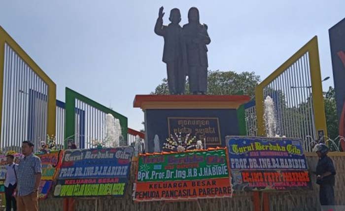 Karangan bunga memenuhi monumen Cinta Sejati Habibie-Ainun di pojok Lapangan Andi Makkasau, jalan Bau Massepe, Kota Pare-pare, Sulawesi Selatan. (Foto:Antara)