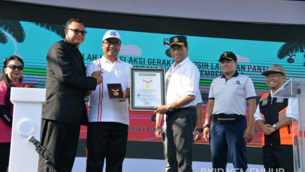 Pemecahan rekor muri membersihkan pantai yang digelar Kemenhub, Kamis, 12 September 2019. (Foto: Kemenhub)