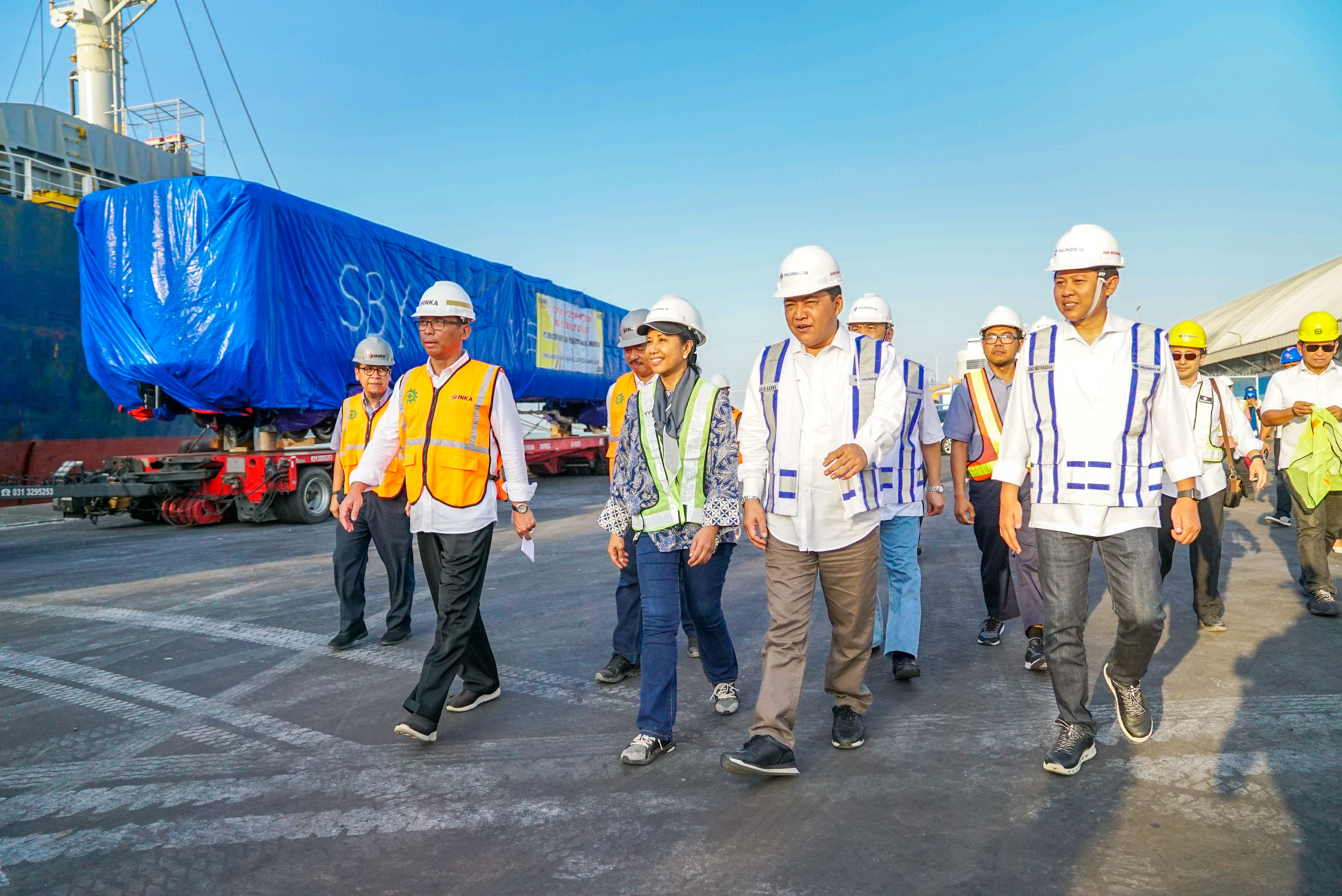 Menteri BUMN Rini Soemarno saat meninjau pemuatan gerbong kereta tujuan Bangladesh di Tanjung Perak, Rabu, 11 September 2019. (Foto: Pelindo III)