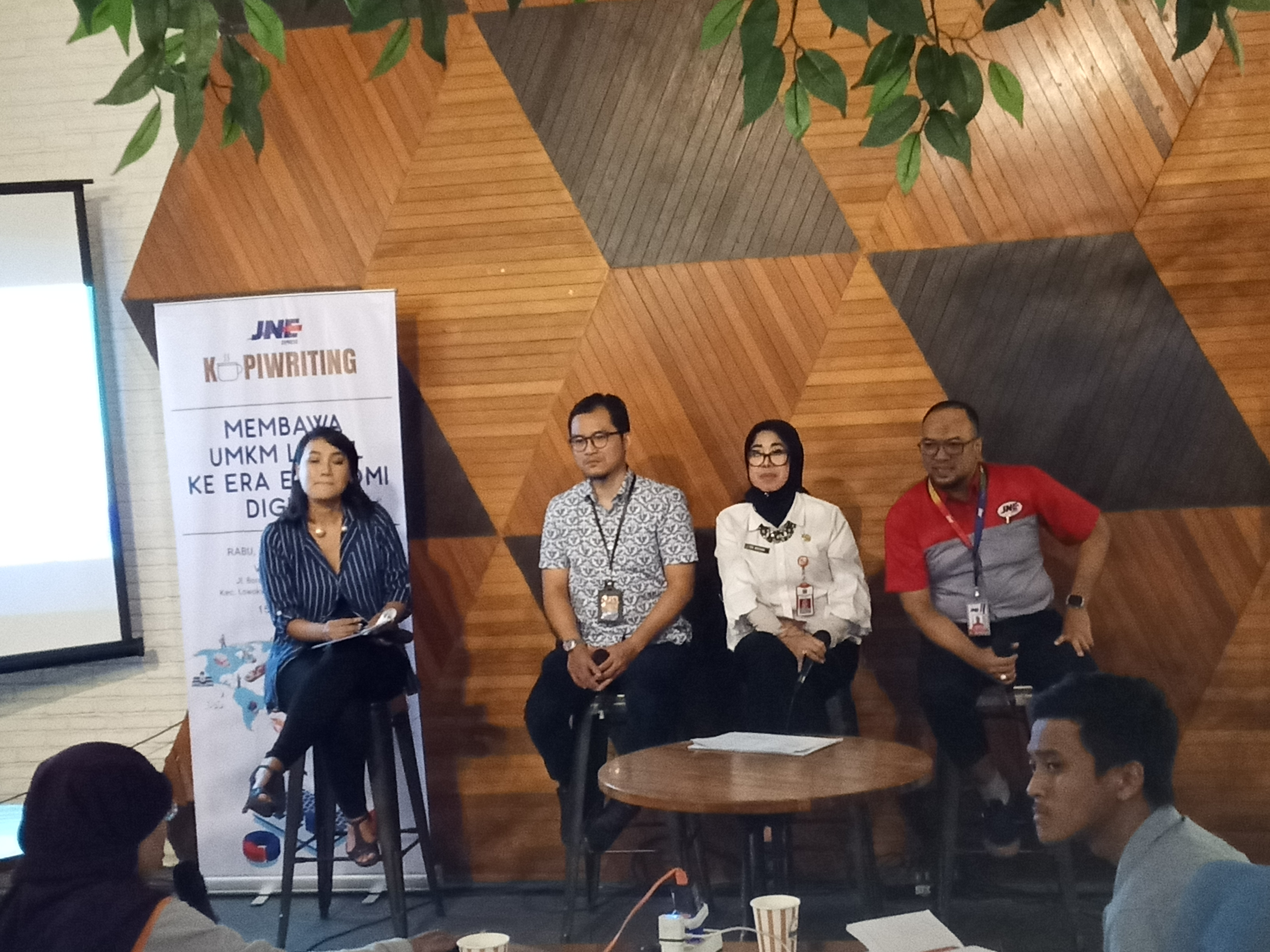 Kepala Dinas Koperasi Kota Malang, Tri Widyani Pangestuti dan Kepala JNE Kota Malang, Windhu Abiworo, saat acara Kopiwriting JNE dengan tema “Membawa UMKM Lokal Ke Era Ekonomi Digital”.  