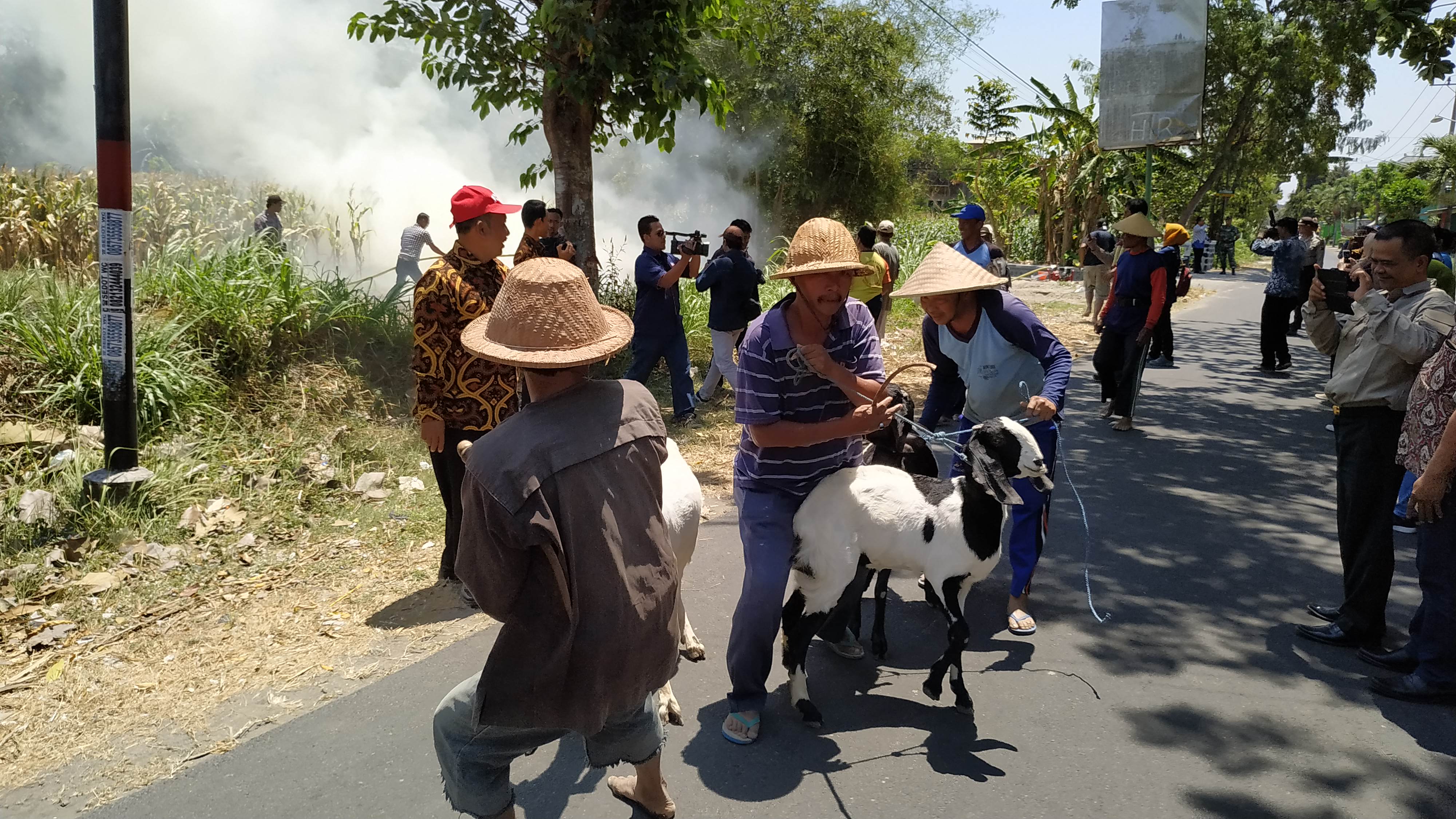 Warga Kelurahan Ketami dan BPD Kota Kediri simulasi bencana kebakaran. (Foto: Fendhy/ngopibareng.id)