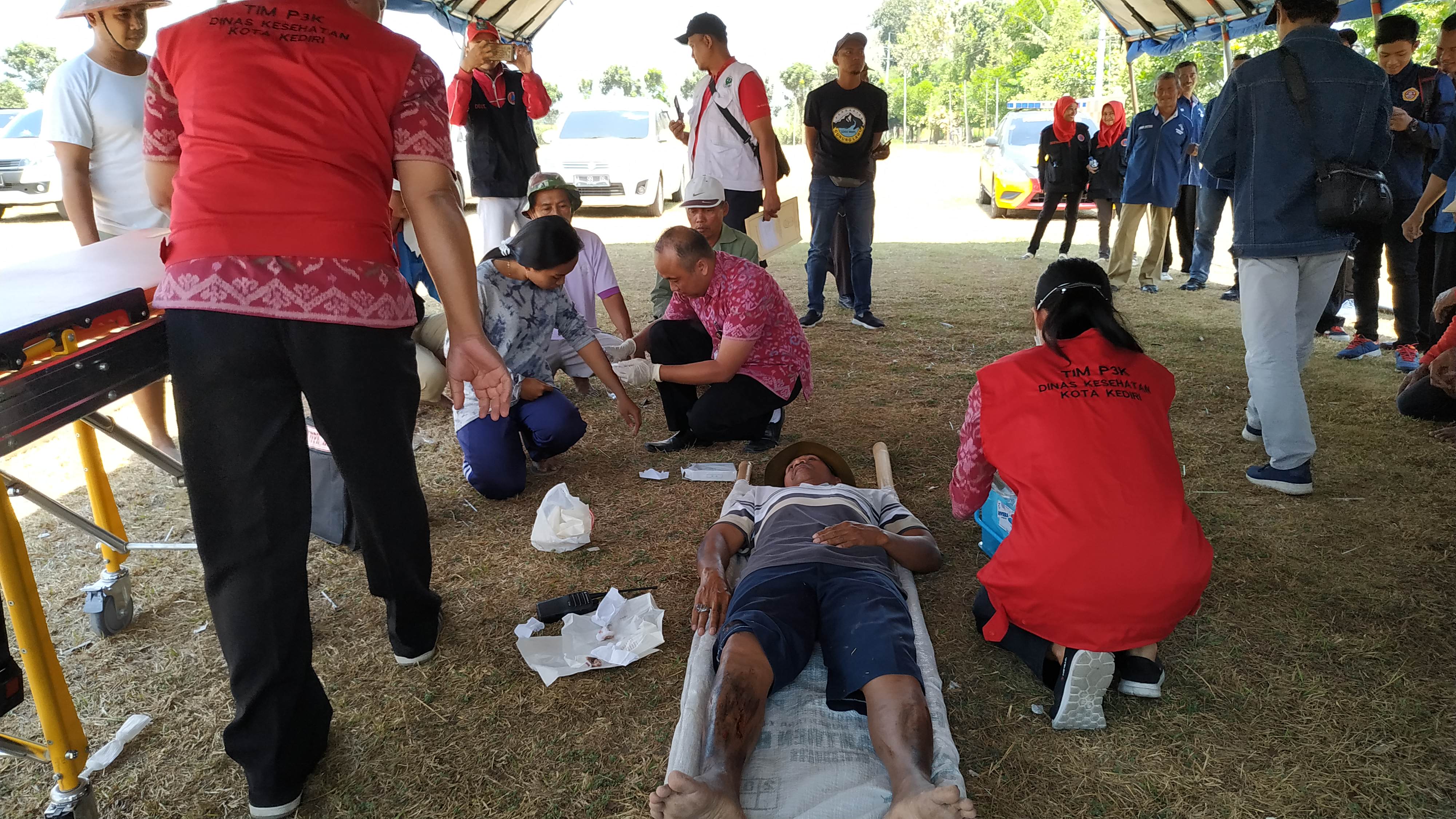 Warga Kelurahan Ketami dan BPD Kota Kediri simulasi bencana kebakaran. (Foto: Fendhy/ngopibareng.id)