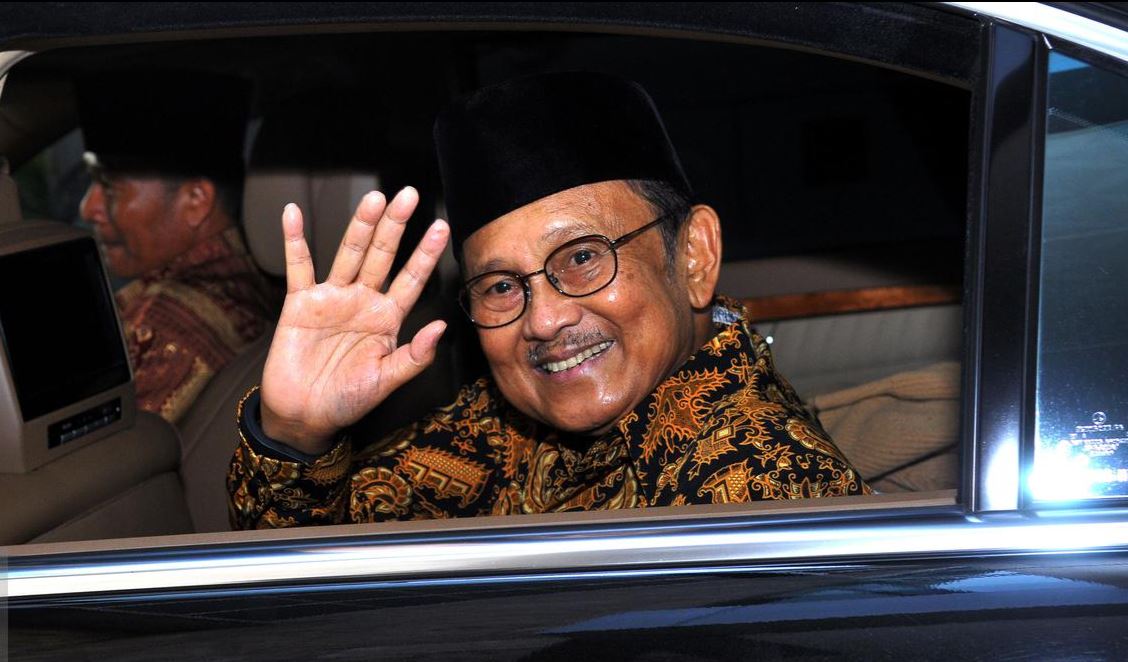 BJ Habibie dengan senyum khasnya usai menghadiri perayaan 10 tahun Reza Rahazian berkarya di dunia film di Plaza Indonesia, Jakarta, Rabu 3 September 2015. Acara tersebut bertajuk 10 Years Personal Journey of Reza Rahadian. (Foto: Liputan6.com/Faisal R Syam)