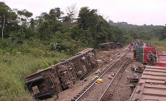 Kereta api pengangkut barang anjlok di Provinsi Tanganyika di Kongo , kemarin. (Foto:Reuters)