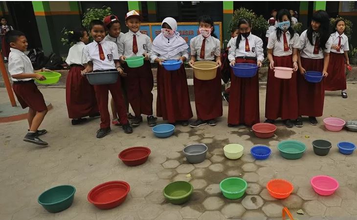 Foto dokumentasi puluhan siswa membawa baskom berisi air garam di SDN 26 Legok, Jambi, Senin 14 September 2015. Aksi siswa itu sebagai bentuk kepedulian terhadap kabut asap akibat kebakaran hutan dan lahan di Kawasan Sumatera dan Kalimantan yang dapat mengakibatkan penyakit serta terganggunya berbagai aktivitas masyarakat. (Foto: Antara/Wahyu Putro)