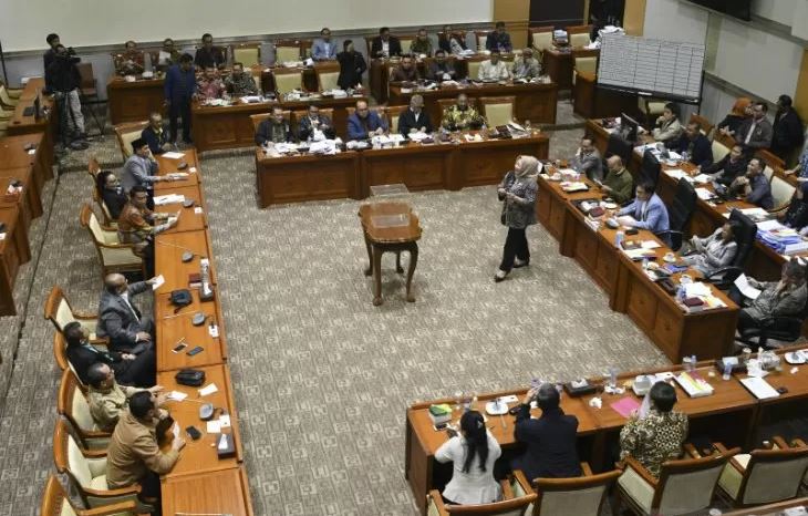 Anggota Komisi III DPR melakukan voting saat proses pemilihan calon Pimpinan KPK di Komisi III, Komplek Parlemen, Senayan, Jakarta, Jumat 13 September 2019. Voting menghasilkan Capim KPK terpilih yaitu Firli Bahuri dengan 56 suara, Alexander Marwata dengan 53 suara, Nurul Ghufron dengan 51 suara, Nawawi Pomolango dengan 50 suara dan Lili Pintauli Siregar dengan 44 suara. (Foto: Antara/Nova Wahyudi)