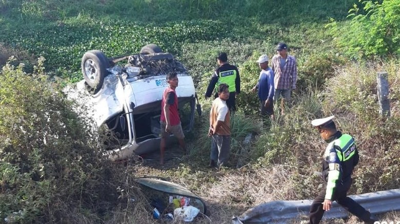 Isuzu Elf terguling masuk sawah di Tol Jombang-Mojokerto. (Foto: Istimewa)