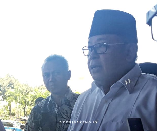 Kapolda Jatim, Irjen Luki Hermawan saat memberikan keterangan kepada media soal aliran dana ke rekening bank VK. Kapolda memberikan keterangan usai shalat Jumat di Mapolda Jatim. (Foto: Haris/ngopibareng.id)