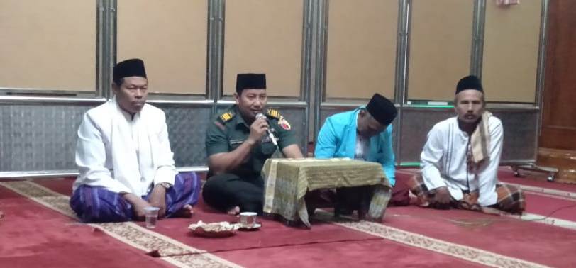 Plh. Danramil Kutorejo Kapten Inf Benny Irawan, A.Md, saat Safari Shalat Malam Masjid Baitul Muttaqin, Kutorejo, Mojokerto