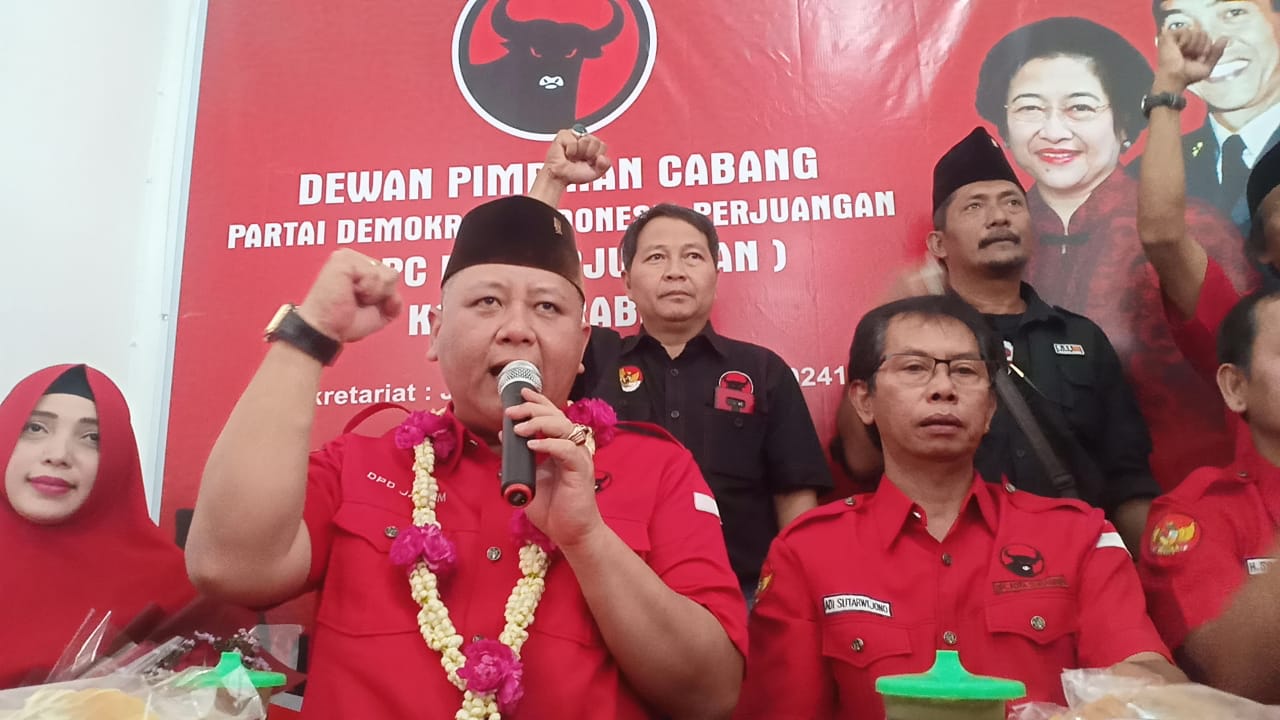 Whisnu sakti buana saat menyerahkan formulir pendaftaran di DPC PDIP Surabaya. (Foto: Alief/ngopibareng.id)