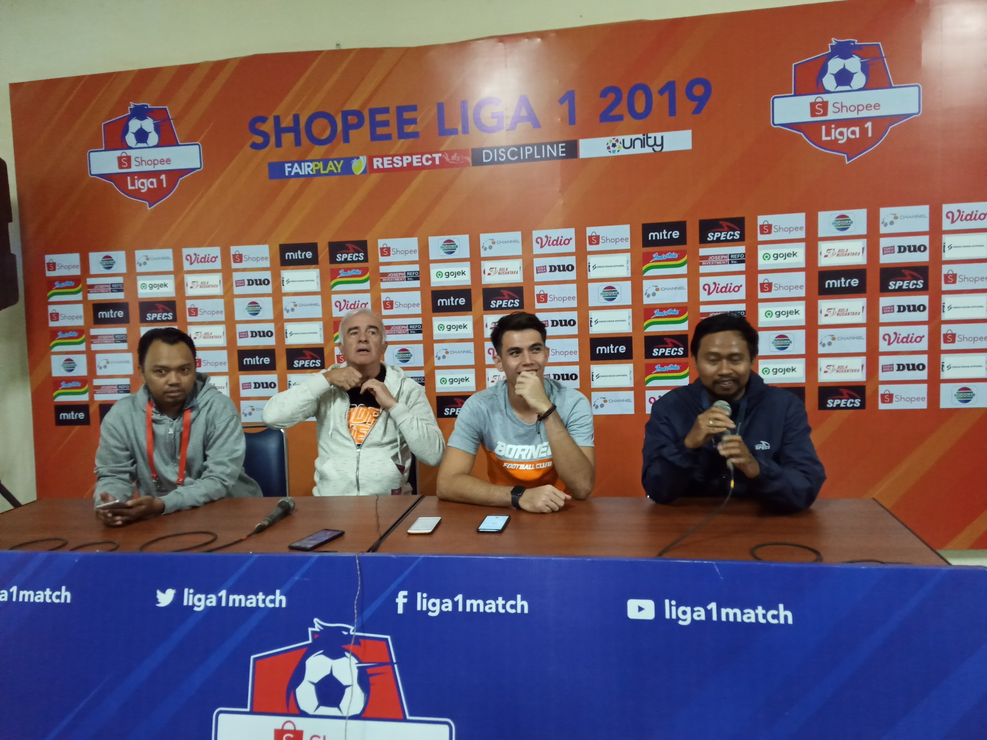 Pelatih Borneo FC, Mario Gomez dan Penjaga Gawang, Borne FC, Nadeo Argawinata, saat sesi jumpa pers di Stadion Kanjuruhan, Malang, Jumat 13 September 2019 (Foto: Theo/ngopibareng.id)