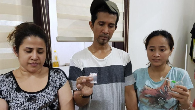 Kasus narkoba menjerat anak dan menantu Elvy Sukaesih.